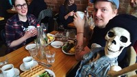 Dana dengan kreatif menata pose dan pakaian Skellie sehingga Skellie benar-benar terlihat seperti remaja kekinian yang hobi mengunggah aktivitasnya di Instagramnya. Salah satunya ketika sedang brunch! Foto: Instagram @omgliterallydead