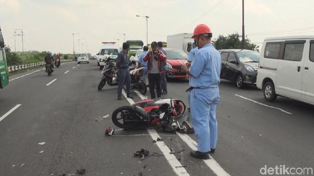  Motor Oleng Karena Jalan Bergelombang Biker Tewas Tabrak 