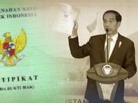 Jokowi Bagi-bagi Sertifikat Tanah yang Jadi Heboh