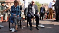 Sama seperti pengunjung lainnya, Presiden Fork melepas alas kakinya sebelum memasuki kawasan masjid. (Cathal McNaughton/Reuters)
