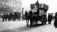 Awalnya, bus merupakan kendaraan yang ditarik kuda. Begini penampakan awal mula bus di London, Inggris pada 1900. F. J. Mortimer/Getty Images.