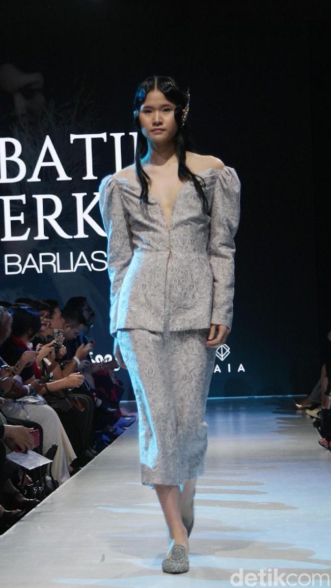 Fashion show koleksi terbaru Barli Asmara yang mengeksplorasi kain batik Jambi di Plaza Indonesia Fashion Week 2018, Jakarta. Jumat [23/3/2018]. [Foto: Mohammad Abduh/Wolipop]