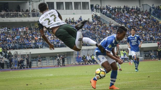 Lini belakang PS TIRA kesulitan mengimbangi permainan cepat Persebaya.