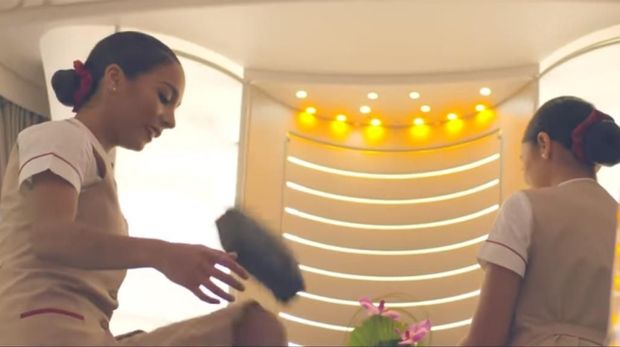 Aksi juggling pramugari Emirates (Emirates/Youtube) bola2