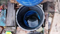 Setetes air di permukiman ini sangat bermanfaat bagi warga. Tak heran jika setiap rumah terdapat ember untuk menampung air.