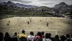 Foto: Stadion Sepakbola Belakangnya Pegunungan Es