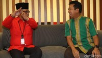 Hasto Kristiyanto dan Romahurmuziy berbincang santai. Sesekali mereka juga tertawa.