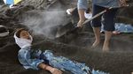 Foto: Terapi Kubur Pasir Hitam Jepang