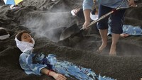 Ada peraturan khusus bagi wanita yang ingin mencoba spa ini. Mereka harus menggunakan kimono. Kemudian dikubur sampai batas leher yang dilindungi dengan handuk. (JNTO)