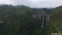 Selain Danau Toba, Air Terjun Sipiso-piso merupakan destinasi yang wajib dikunjungi. Ketinggiannya mencapai 120 meter (Okta Marfianto/detikTravel)