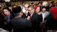 Sekjen DPP PDI Perjuangan Hasto Kristiyanto turut hadir dan memberikan ucapan selamat ke Ahmad Muzani salah satu Wakil Ketua MPR yang baru dilantik.