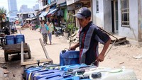 Air bersih itu dijual dengan harga Rp 4.000-6.000.