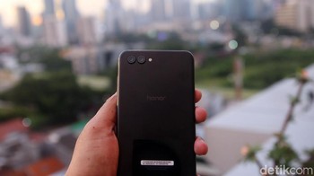 Mengusung dua kamera di bagian belakangnya. Ukurannya masing-masing 16 MP dan 20 MP. Foto: Rachman Haryanto