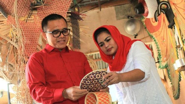 Puti dan Anas mengunjungi para perajin bambu di Desa Gintangan. (Foto: Ardian Fanani)