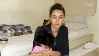 Seorang ibu cantik dari Afghanistan, Frista Haedari, nekat menyelinap ke Manado dengan membawa anaknya. Tujuannya hanya ingin bertemu dengan suaminya, Muhammad Yasin Haedari. Frista hanya bisa berbahasa Pustun Afghanistan. Frista berusaha menemui Yasin di Rumah Detensi Manado. Tapi, setelah ditelisik, Frista tidak memiliki dokumen keimigrasian. (Foto: Dok. Istimewa)