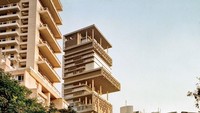 Rumah bernama Antilia ini terletak di Mumbai, India, dan terlihat sangat mencolok dibandingkan rumah-rumah lainnya. vanityfair.com/Istimewa.