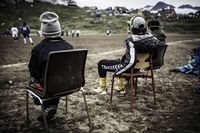 Penduduk Tasiilaq menyaksikan pertandingan sepakbola di sana (Visit Greenland)