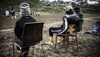 Masyarakat di Kota Tasiilaq pun sudah menggantungkan hidupnya dengan pariwisata. Jadi mereka sudah terbiasa menyambut turis dengan ramah, serta mengajak nonton pertandingan sepakbola bahkan mengajak bermain bersama (Visit Greenland)