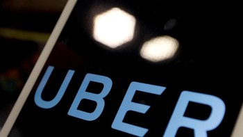 Terkait dengan migrasi ini, dalam dua minggu ke depan aplikasi Uber akan tetap beroperasi. Hal ini dilakukan untuk memastikan stabilitas para mitra Uber dalam memperoleh informasi lebih lanjut mengenai persyaratan pendaftaran sebagai mitra Grab. Foto: Reuters