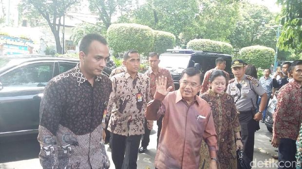 Semobil Bareng Puan, JK Tiba di Rumah Duka Probosutedjo