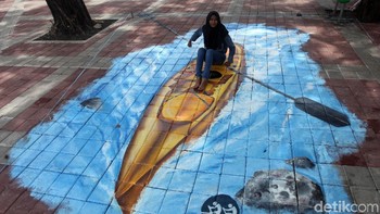 Trotoar di kawasan Danau Sunter, Jakarta Utara, tampil beda dengan adanya karya tiga dimensi. (Foto: Lamhot Aritonang/detikcom)