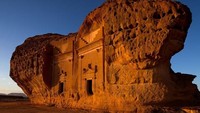 Tidak bisa dipungkiri kalau kota bersejarah Petra di Yordania begitu menarik wisatawan. Namun untuk alternatifnya yang lebih sepi, kamu bisa pergi ke Al Hijr di Arab Saudi (Saudi Archaeology)