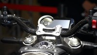 Pelek motornya menggunakan bahan karbon sepenuhnya yang ringan. Termasuk juga bagian lengan ayun (swing arm) satu sisi yang juga terbuat dari karbon. Foto: Pool (Visordown)