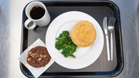 Kalau dirawat di rumah sakit di Amerika, menu yang disuguhkan adalah seporsi pie ayam dan brokoli rebus. Menu pendampingnya ada sepotong kukis cokelat dan segelas kopi. Sluurp! Foto: Istimewa