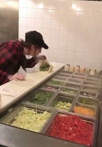 Menjijikan! Karyawan Fast Food Ini Ludahi Makanan dan Ribut dengan Pelanggan