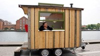 Kantornya terbuat dari kayu dengan 4 roda dan alat pengait, sehingga Hallberg bisa membawa kantor mungilnya kemanapun. Istimewa/Boredpanda/tinyoffice.dk.