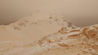 Salju berwarna oranye tampak terlihat di kawasan Rusia, Bulgaria, Romania, dan beberapa negara di timur Eropa. Dilansir dari The Independent, Senin (26/3/2018), pejabat berwenang menyatakan salju itu disebabkan oleh badai di Kazakhstan yang menyapu debu dan tanah liat di wilayah Omsk. (Foto: Dok. Instagram/Margarita_Alshina via The Independent)
