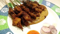 RM. Hadir di Gondangdia, Jakarta Pusat punya menu sate ponorogo yang maknyuss. Sate ayam ponorogo dibuat dari daging ayam bagian dada dan disajikan dengan bumbu kacang.  Foto: Istimewa
