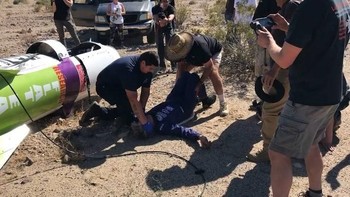 Meski mampu mendarat dengan selamat, Mike masih perlu mendapat penanganan medis ringan. (Foto: Instagram/carlosgarciaaceves)