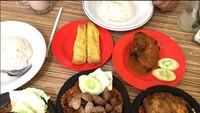 Warung Bu Kris di Fatmawati terkenal sebagai warung spesialis penyetan. Sambal khas Surabaya yang pedas gurih jadi pelengkap andalan penyetan ini. Foto: Istimewa