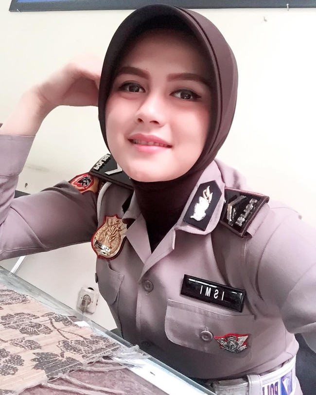 Bripda Ismi Aisyah jadi salah satu polwan cantik yang dipuja banyak netizen. Kecantikannya membuat banyak orang salah fokus saat penangkapan pelaku bom panci di Bandung tahun lalu. Foto: Instagram Ismi Aisyah