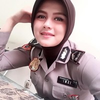 Bripda Ismi Aisyah jadi salah satu polwan cantik yang dipuja banyak netizen. Kecantikannya membuat banyak orang salah fokus saat penangkapan pelaku bom panci di Bandung tahun lalu. Foto: Instagram Ismi Aisyah