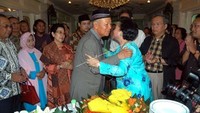 Probosutedjo memotong tumpeng untuk diserahkan kepada istrinya, Ratmani, dalam acara syukuran di kediaman Jalan Diponegoro, Jakarta Pusat, Rabu (12/3/2008).