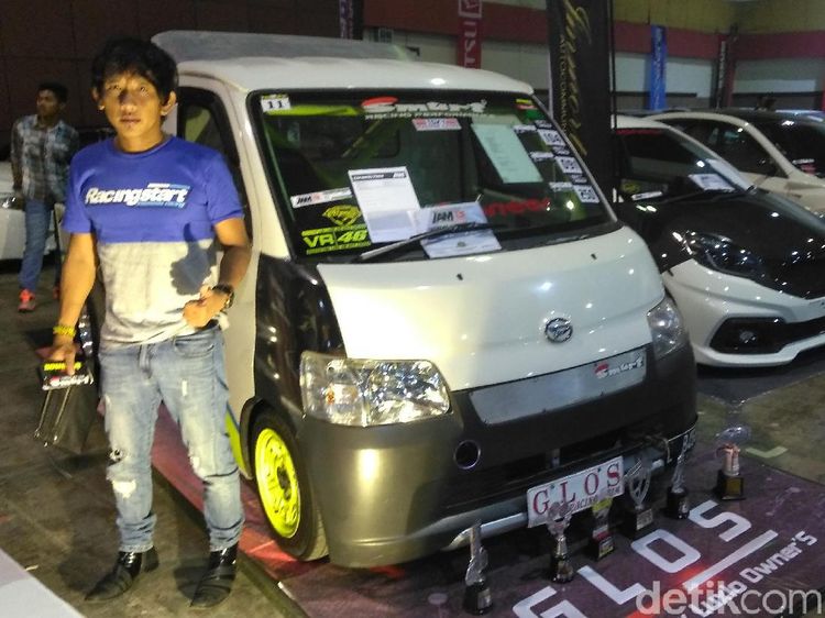 Mobil Pikap Bermesin Gila