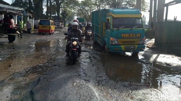 Kerap Terendam Banjir, Jalan Majalaya Rusak Parah