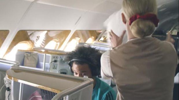 Aksi pramugari Emirates yang berhasil 'menyelamatkan' Marcelo (Emirates/Youtube)