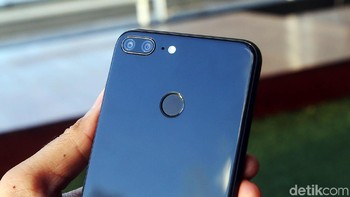 Kamera belakangnya pun dibuat ganda, ukurannya 13 MP dan 2 MP. Foto: Rachman Haryanto