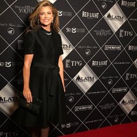 Seperti dikutip Vogue, bisnis Kathy Ireland merambah ke dunia perhiasan. Dia merilis koleksi perhiasan yang terinspirasi Elizabeth Taylor. Dia juga mengadopsi dua anjing milik aktris legendaris tersebut yang kemudian menginspirasinya membuat produk perawatan hewan peliharaan dengan nama merek Loved Ones. Foto: Instagram/Kathy Ireland