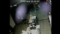 Peristiwa tersebut terjadi pada 20 Maret 2018 lalu. Tiga orang tampak memasuki kedai setelah sebelumnya memecahkan kaca sekitar pukul 4 pagi.   (Foto: Dok. news.com.au)