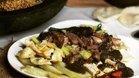 Warung Suroboyo Cak Anam di Tegal Parang, Mampang Prapatan ini punya menu andalan rujak cingur, tahu tek telur, tahu campur dan gado-gado khas Surabaya. Foto: Istimewa