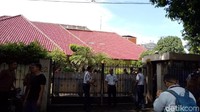 Wartawan tidak diizinkan masuk ke dalam rumah duka (Foto: Denita Matondang/detikcom)