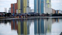 Permukiman hingga gedung di sekitar danau dicat warna-warni.