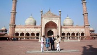 Dalam kunjungannya ke India pada tanggal 23 Maret 2018, Presiden Jerman Frank Walter Steinmeier bersama istrinya Elke Buedenbender berkunjung ke Masjid Jama di Delhi. (Cathal McNaughton/Reuters)