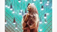 Foto: Spot selfie lainnya yang diduga hasil jiplakan adalah karya seni berupa lampu gantung berbentuk seperti cone es krim. Rupanya karya asli ini ada di Amerika Serikat. (@rabbittown.id/Instagram)