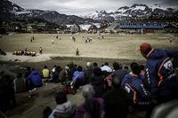 Stadion Tasiilaq yang terlihat bentang pegunungan es di belakangnya (Visit Greenland)