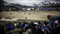 Lihatlah, panorama pegunungan es terpampang dari stadion ini. Belum lagi, rumah-rumah khas masyarakat Greenland yang berwarna-warni bikin makin elok dipandang (Visit Greenland)